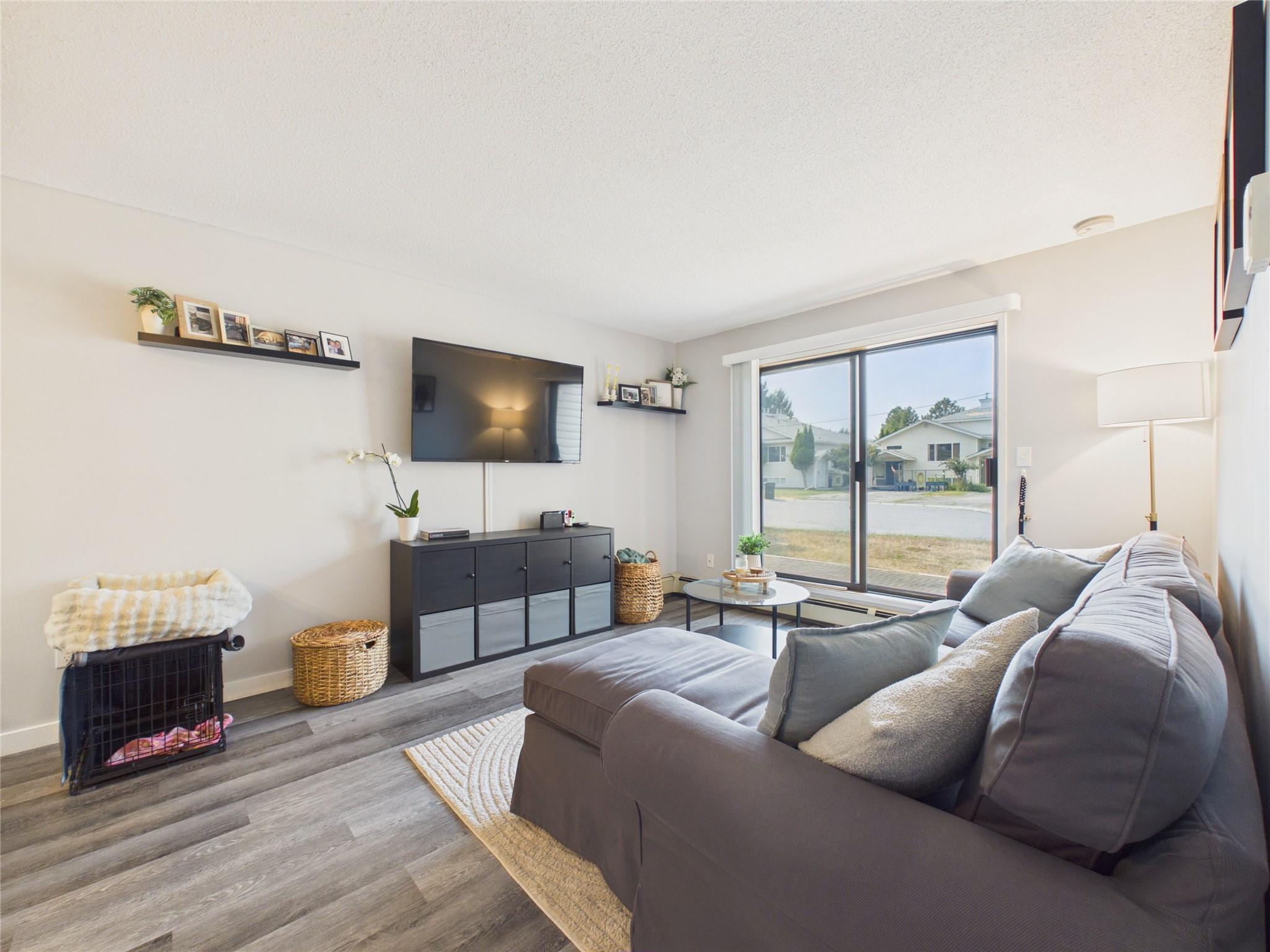 102-1108 23Rd Avenue, Cranbrook, BC - Indoor Photo Showing Living Room