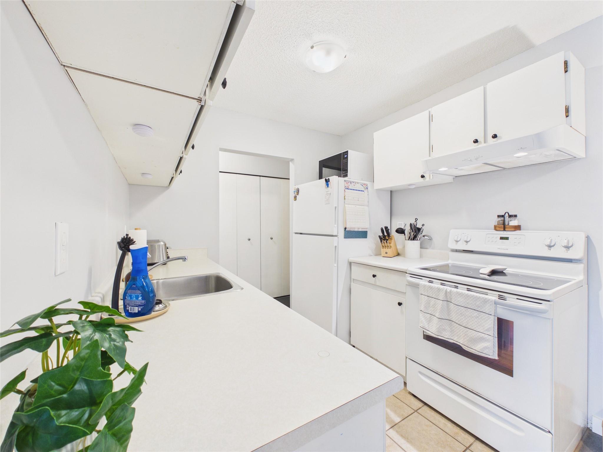 102-1108 23Rd Avenue, Cranbrook, BC - Indoor Photo Showing Kitchen