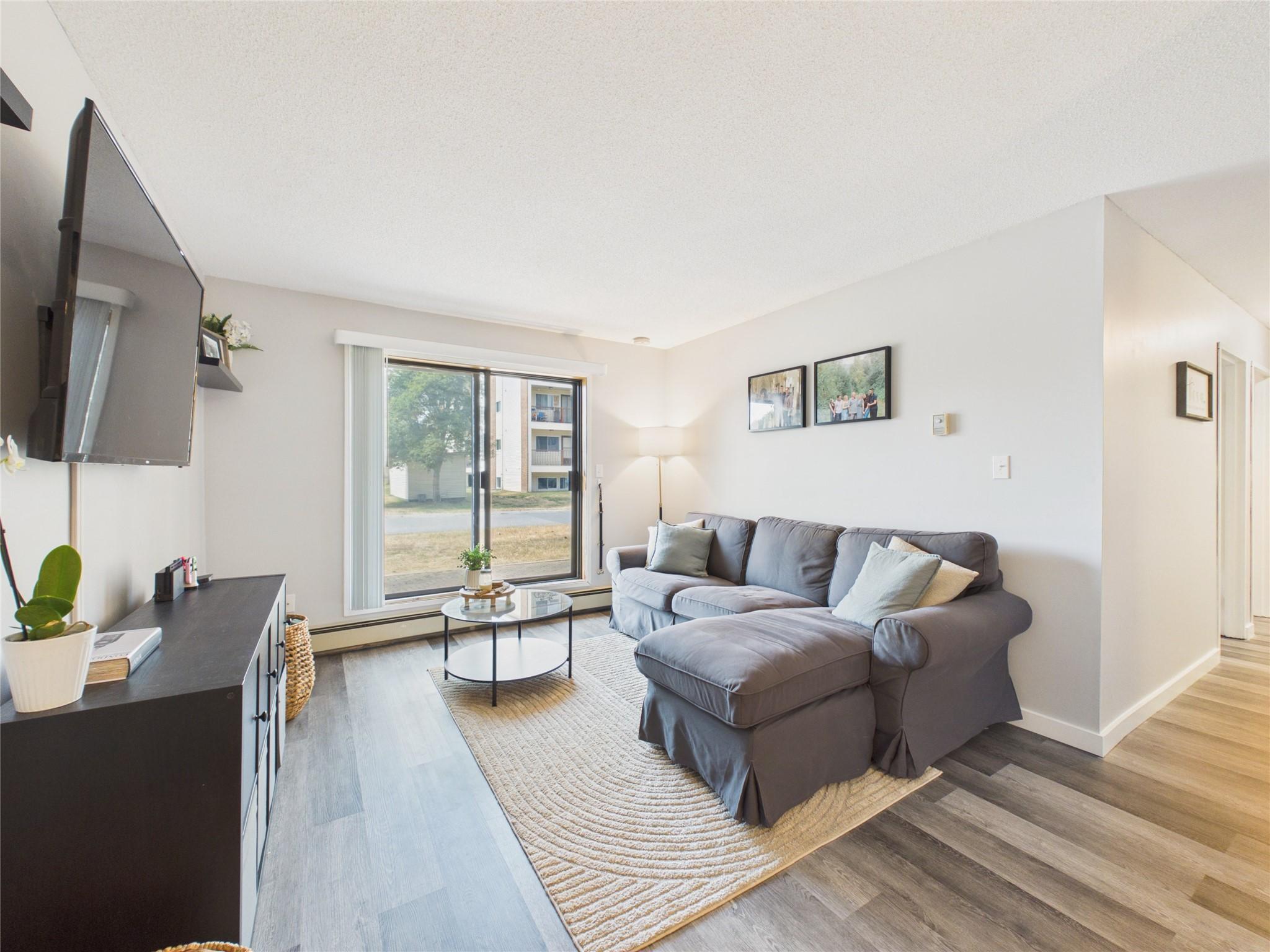 102-1108 23Rd Avenue, Cranbrook, BC - Indoor Photo Showing Living Room