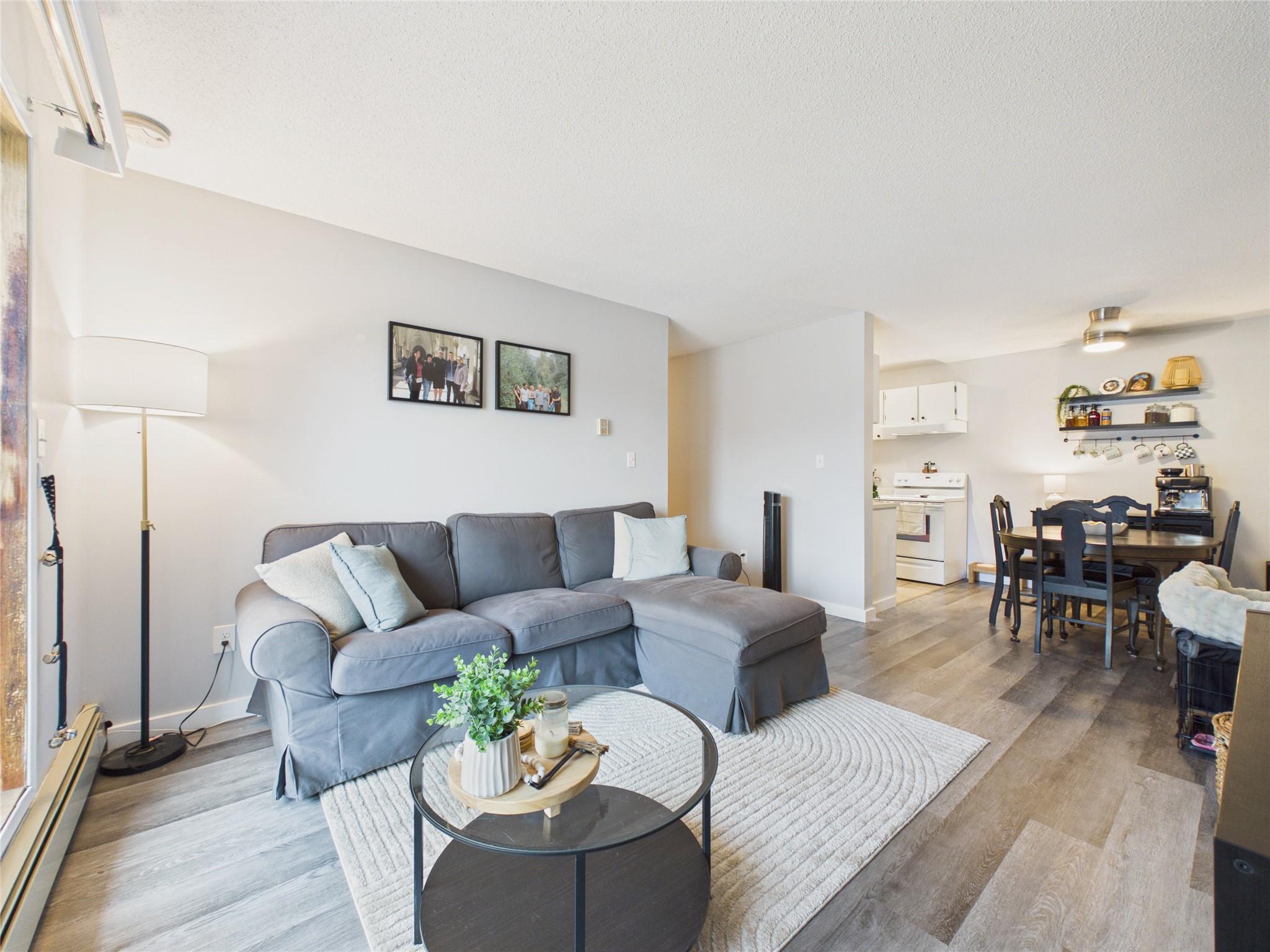 102-1108 23Rd Avenue, Cranbrook, BC - Indoor Photo Showing Living Room