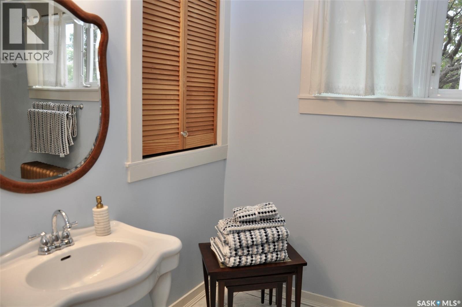 623 4Th Avenue N, Saskatoon, SK - Indoor Photo Showing Bathroom