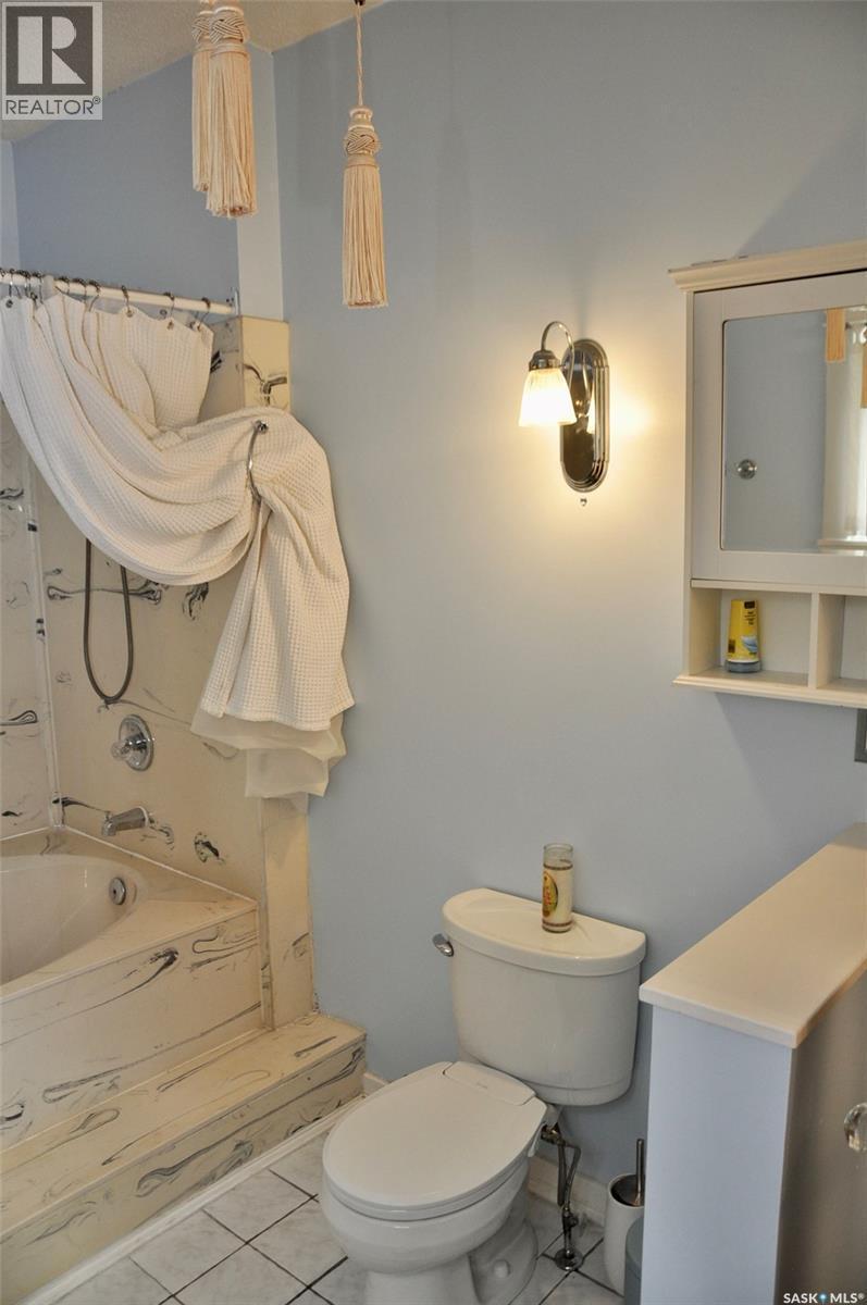 623 4Th Avenue N, Saskatoon, SK - Indoor Photo Showing Bathroom