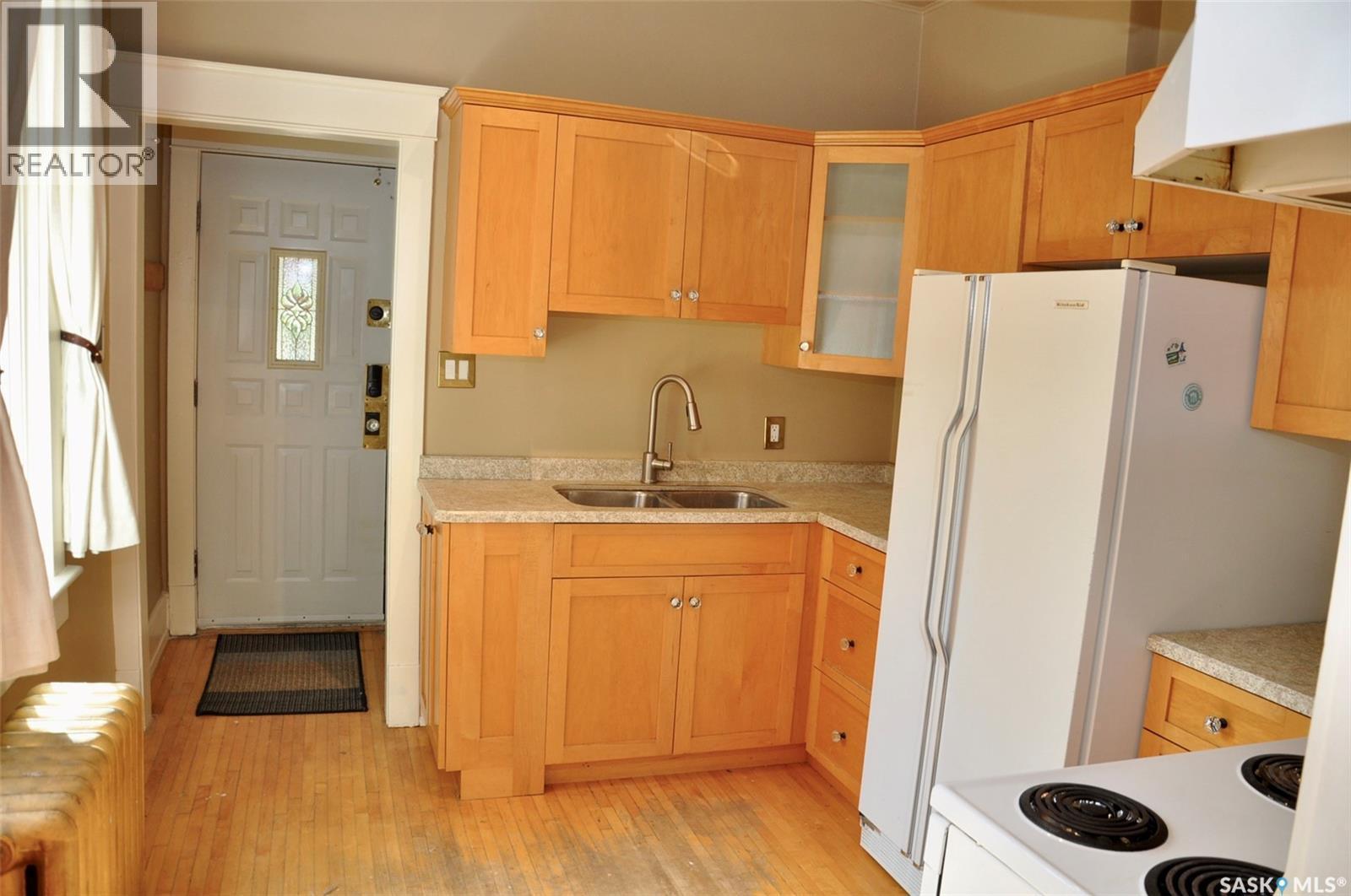 623 4Th Avenue N, Saskatoon, SK - Indoor Photo Showing Kitchen With Double Sink