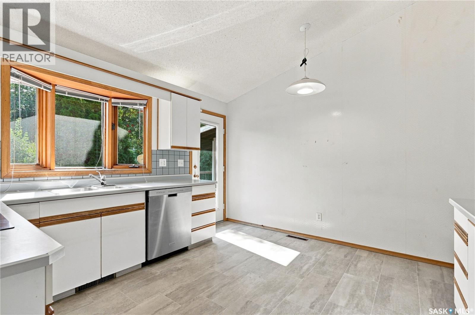 92 Wentworth Crescent, Saskatoon, SK - Indoor Photo Showing Kitchen