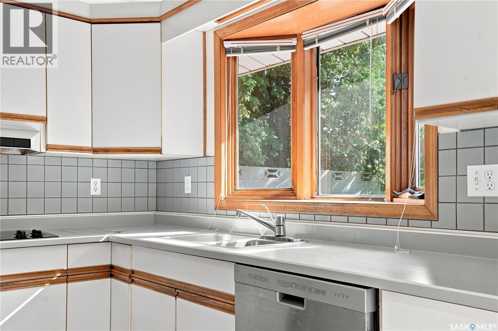 92 Wentworth Crescent, Saskatoon, SK - Indoor Photo Showing Kitchen With Double Sink