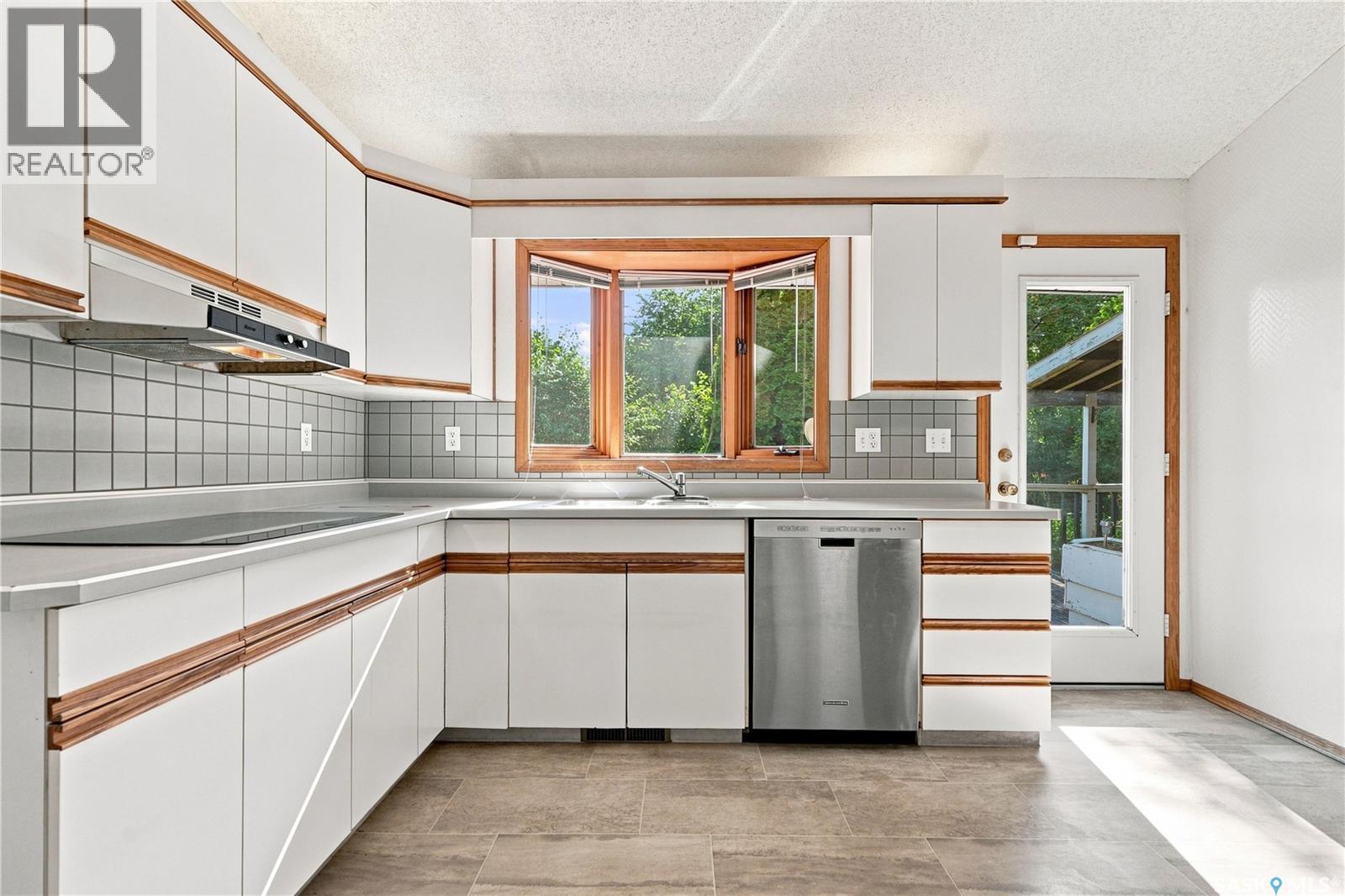 92 Wentworth Crescent, Saskatoon, SK - Indoor Photo Showing Kitchen