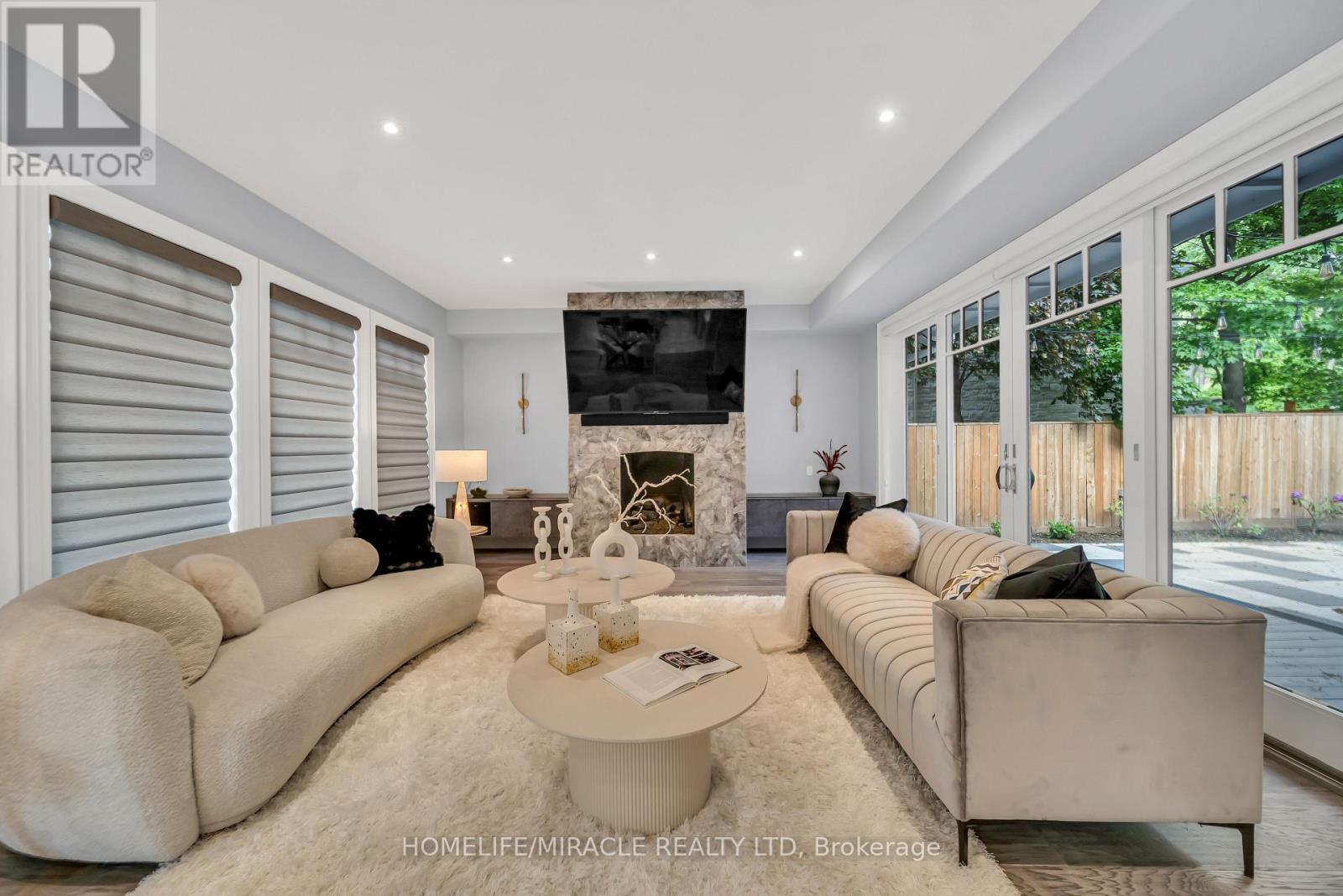 271 Oakhill Road, Mississauga, ON - Indoor Photo Showing Living Room With Fireplace