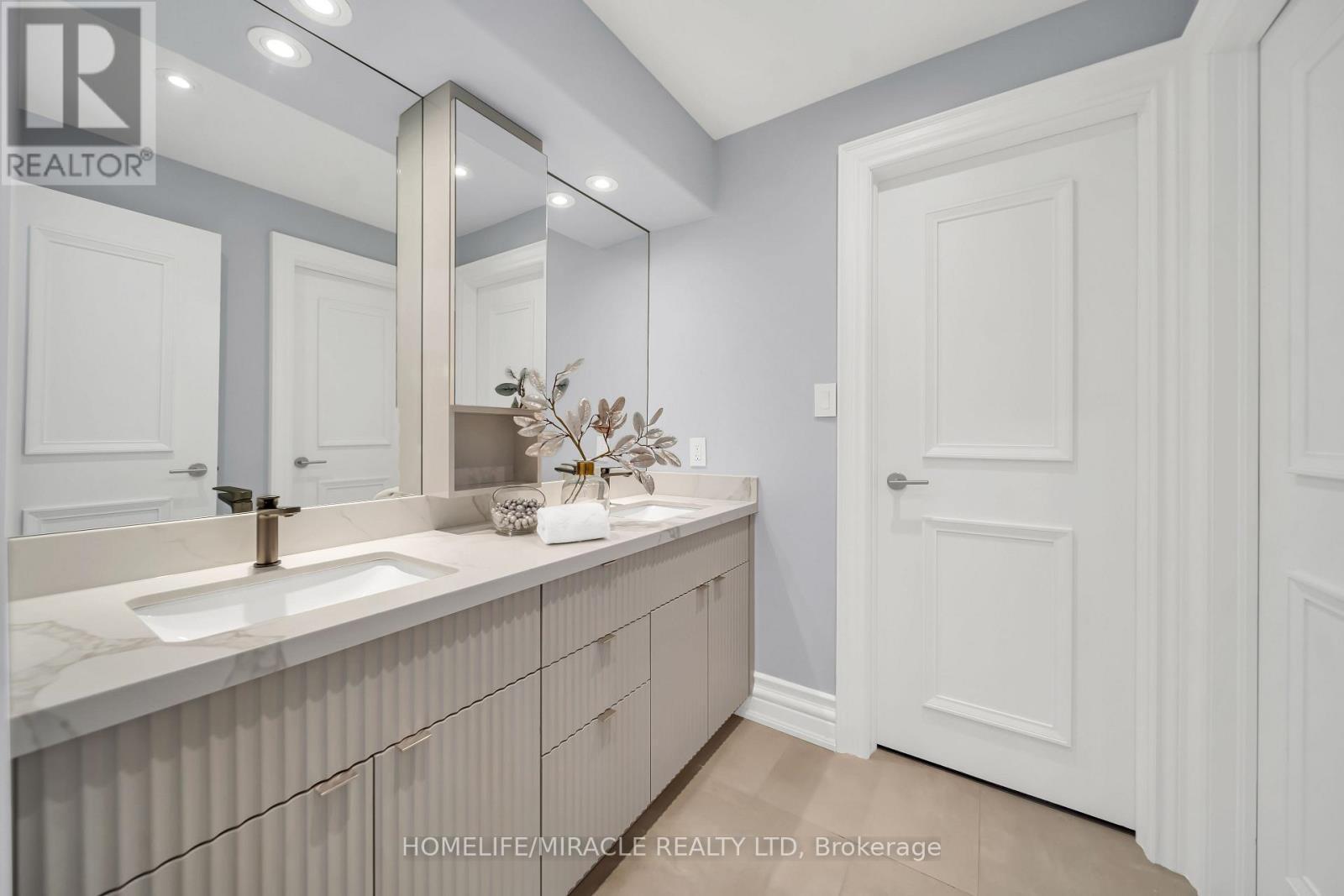 271 Oakhill Road, Mississauga, ON - Indoor Photo Showing Bathroom