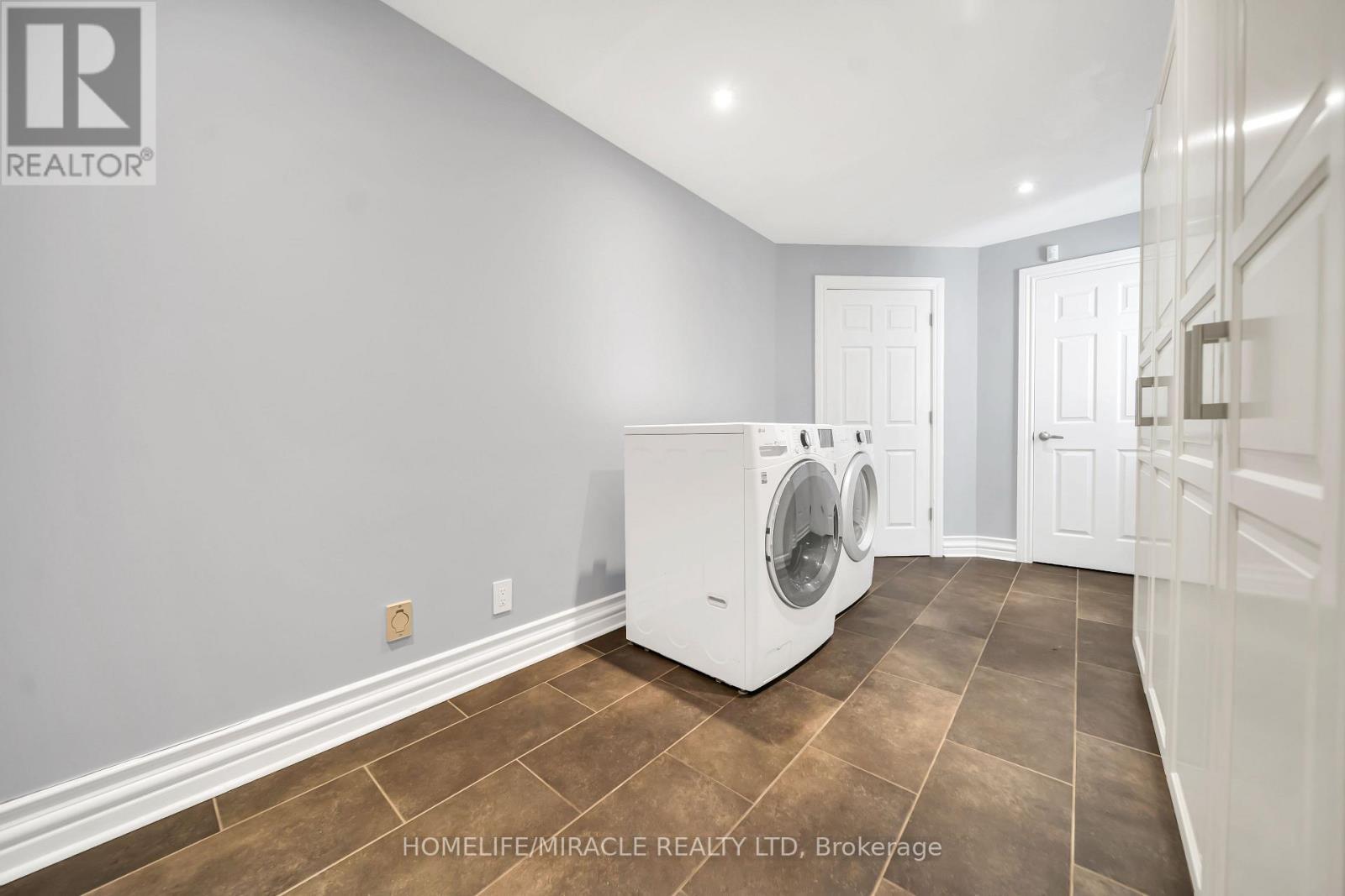 271 Oakhill Road, Mississauga, ON - Indoor Photo Showing Laundry Room