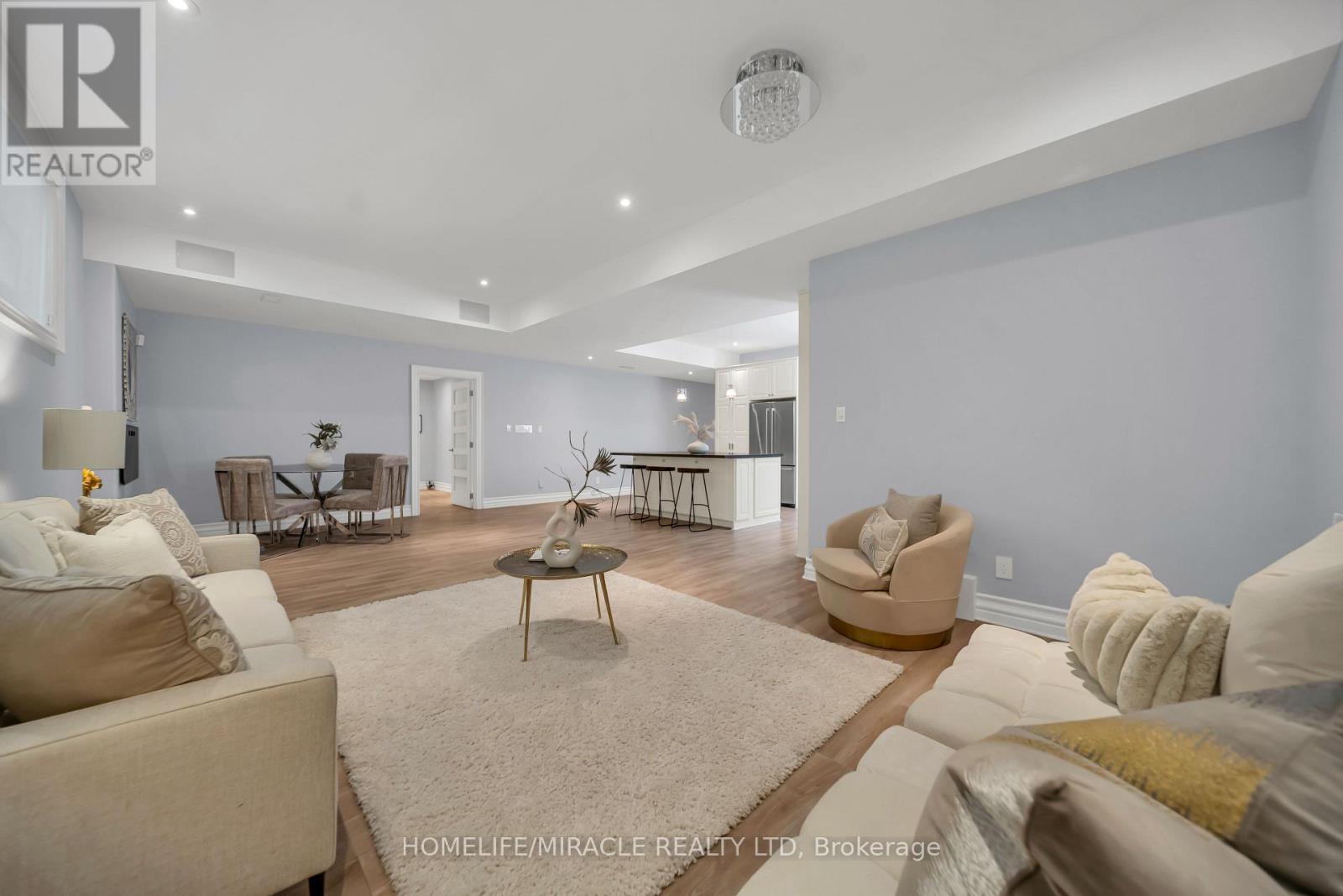 271 Oakhill Road, Mississauga, ON - Indoor Photo Showing Living Room