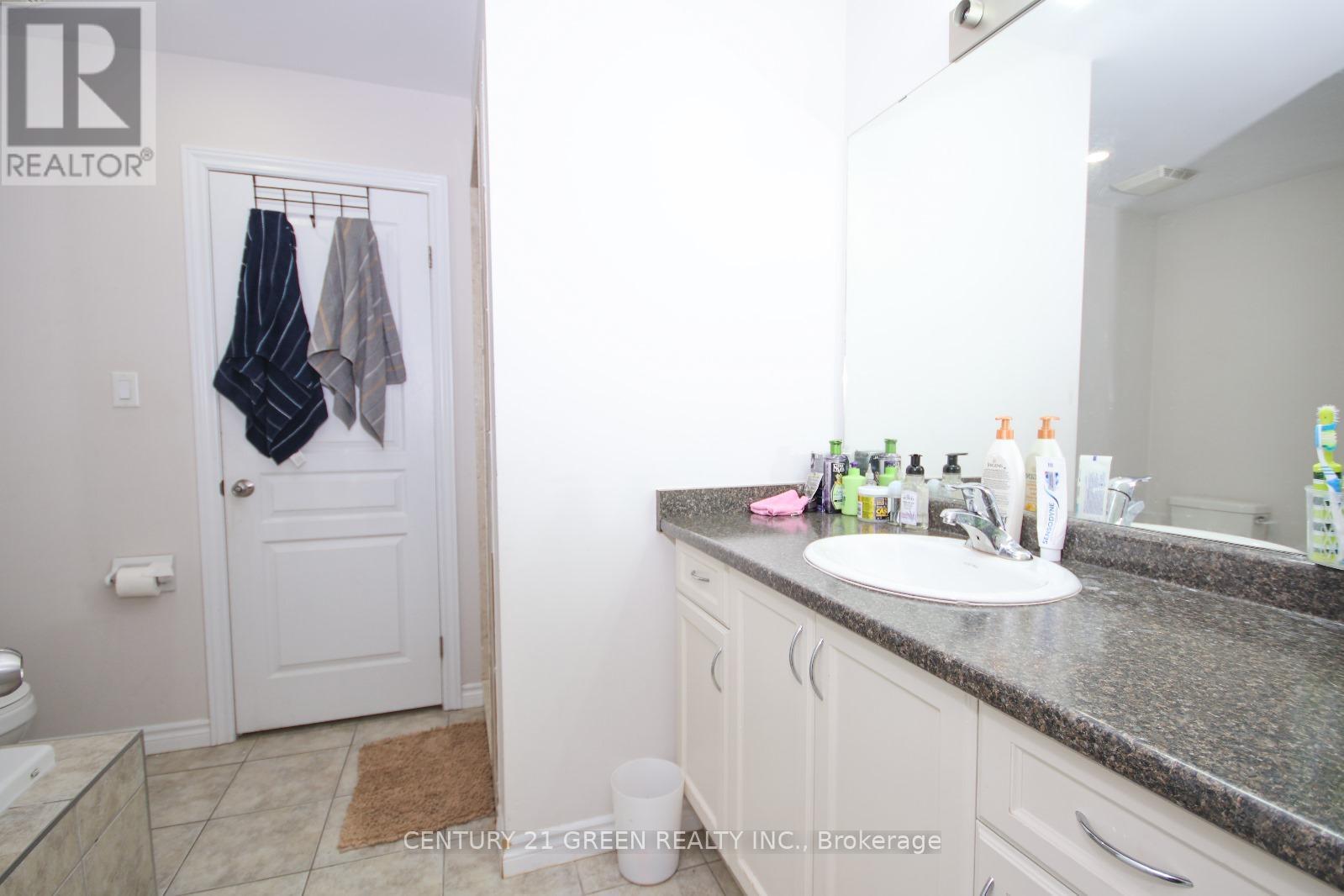 19 England Terrace, Hamilton, ON - Indoor Photo Showing Bathroom