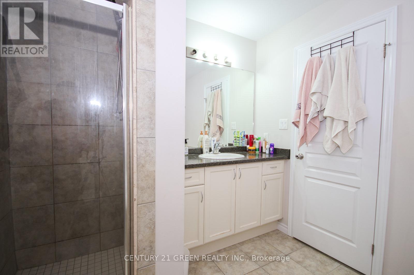 19 England Terrace, Hamilton, ON - Indoor Photo Showing Bathroom