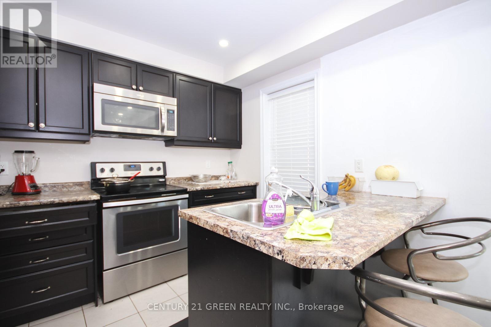 19 England Terrace, Hamilton, ON - Indoor Photo Showing Kitchen With Upgraded Kitchen