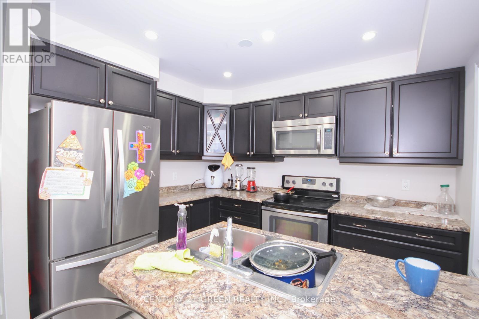 19 England Terrace, Hamilton, ON - Indoor Photo Showing Kitchen