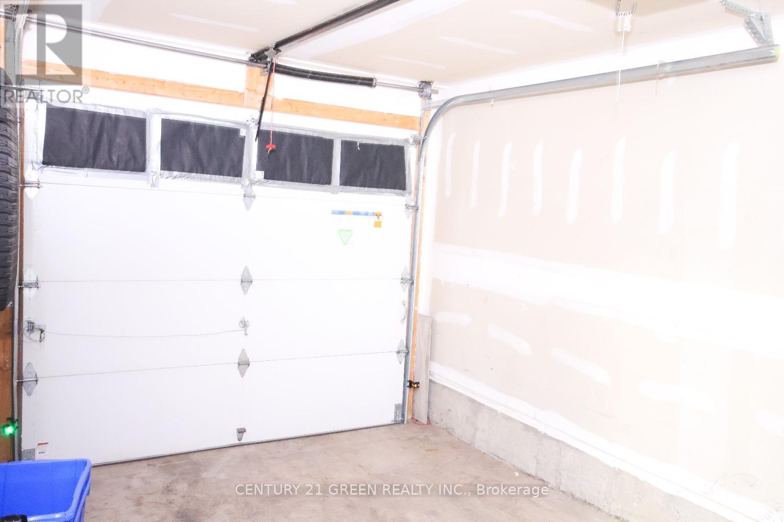 19 England Terrace, Hamilton, ON - Indoor Photo Showing Garage