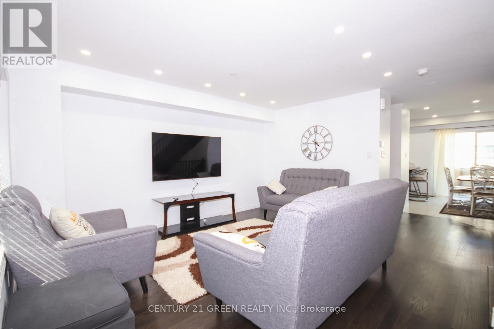 19 England Terrace, Hamilton, ON - Indoor Photo Showing Living Room