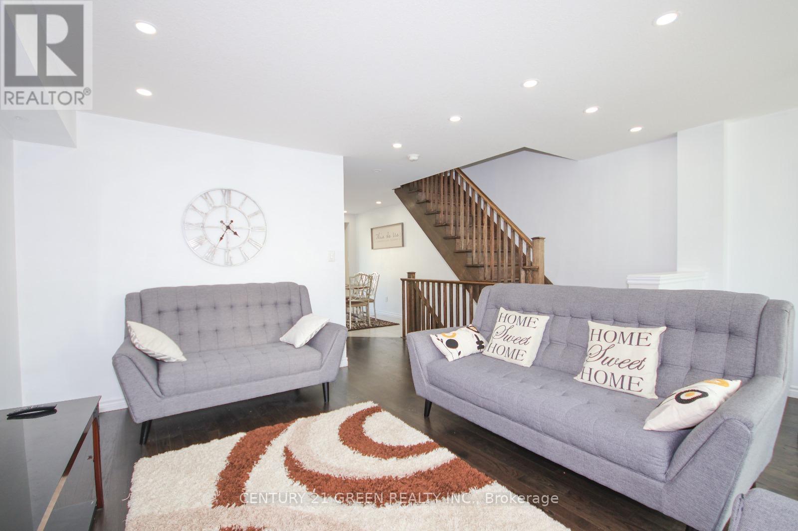 19 England Terrace, Hamilton, ON - Indoor Photo Showing Living Room