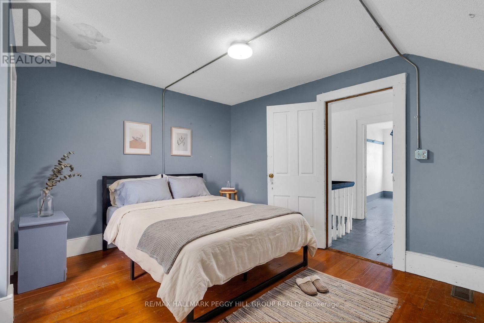 6331 26 Highway, Clearview, ON - Indoor Photo Showing Bedroom