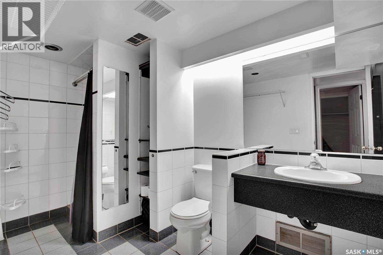 519 Webster Street, Saskatoon, SK - Indoor Photo Showing Bathroom