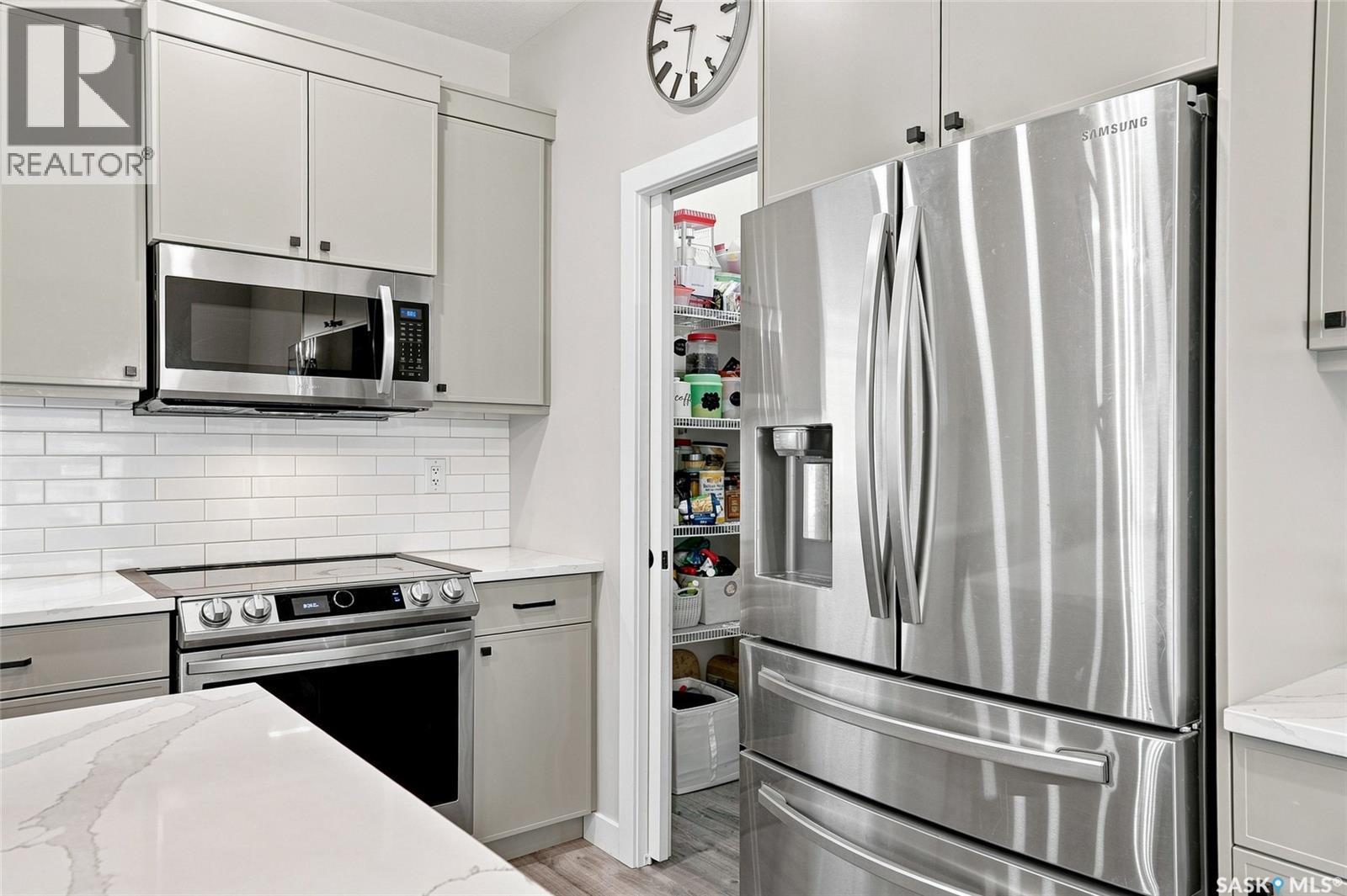 222 Dubois Crescent, Saskatoon, SK - Indoor Photo Showing Kitchen With Upgraded Kitchen