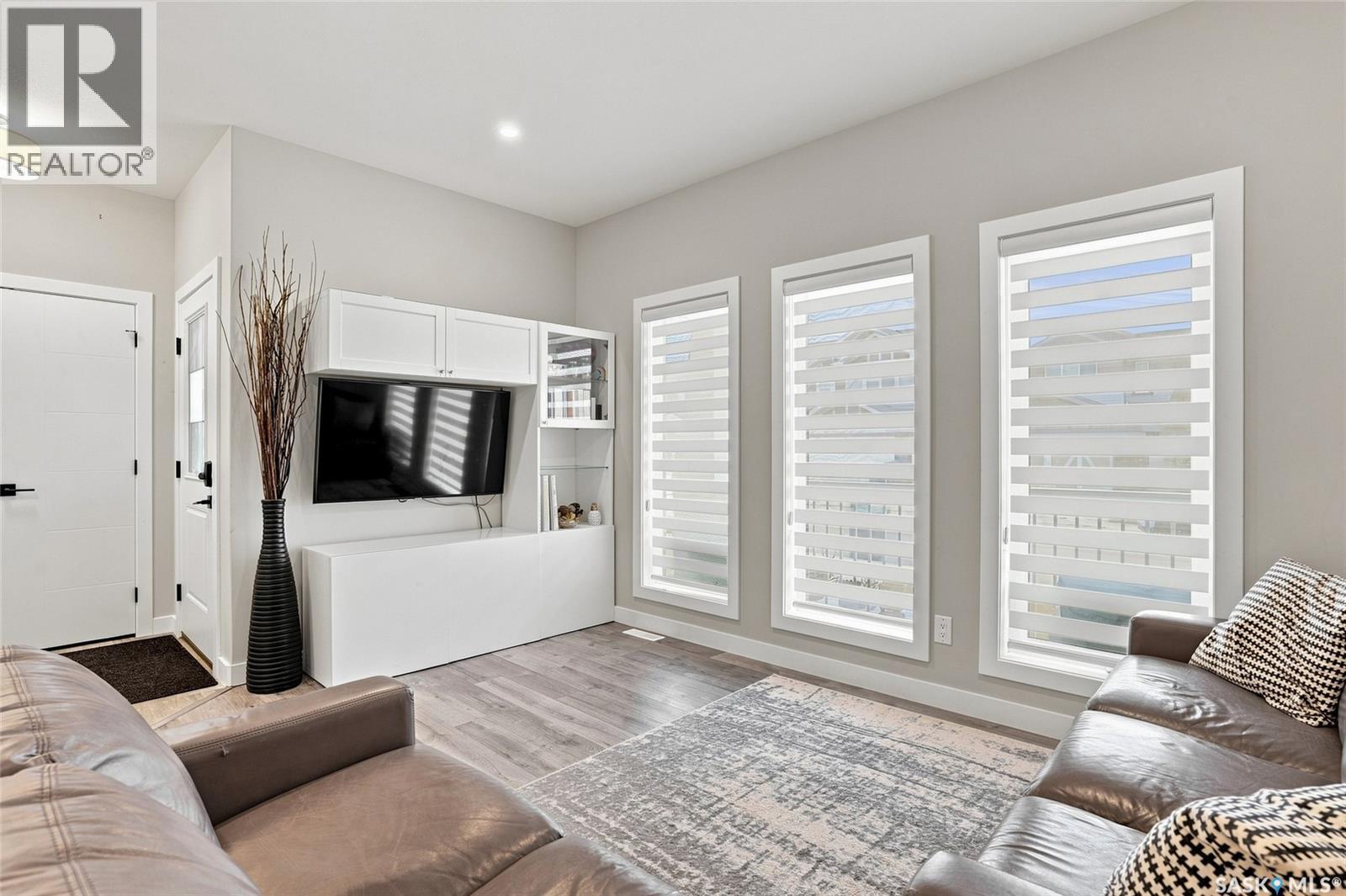 222 Dubois Crescent, Saskatoon, SK - Indoor Photo Showing Living Room
