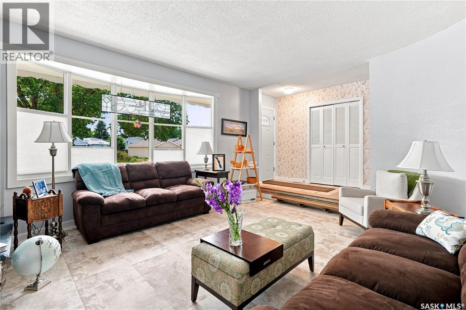 2 Springstein Avenue, Regina, SK - Indoor Photo Showing Living Room