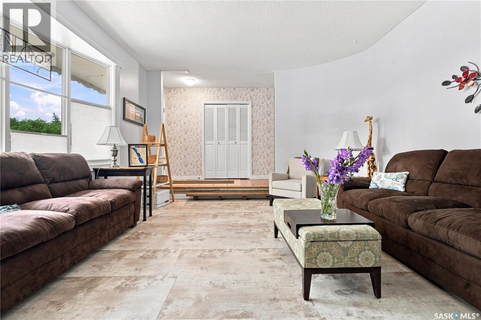 2 Springstein Avenue, Regina, SK - Indoor Photo Showing Living Room