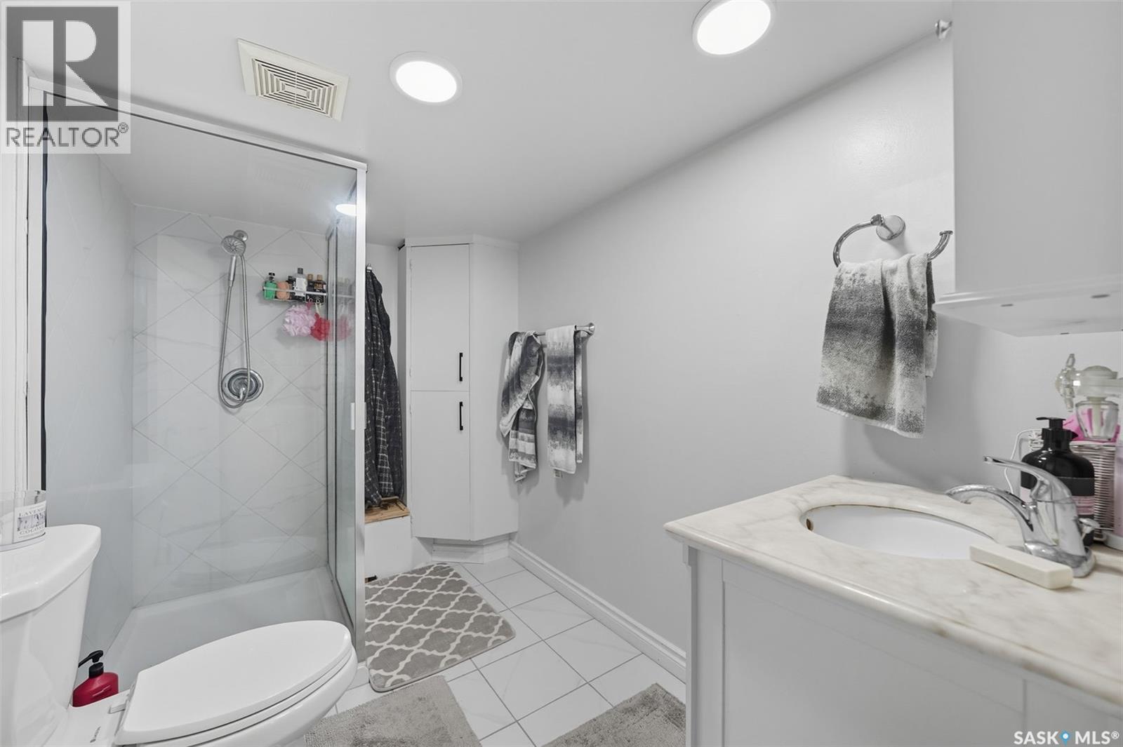 416 Taylor Street W, Saskatoon, SK - Indoor Photo Showing Bathroom