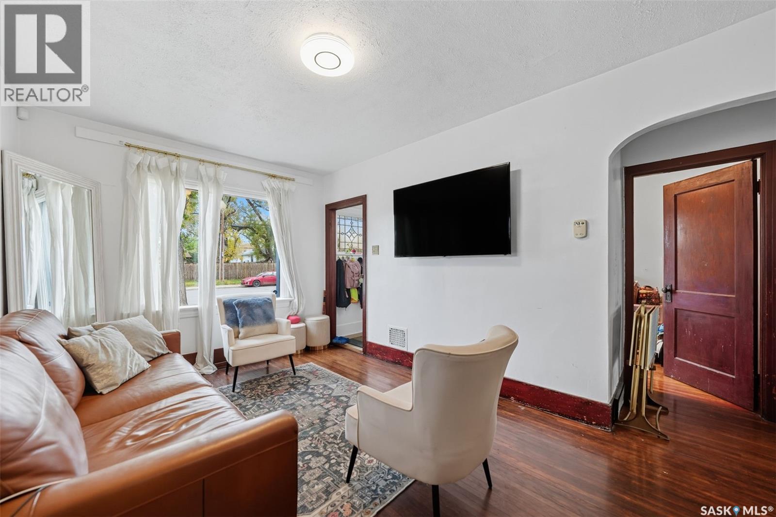 416 Taylor Street W, Saskatoon, SK - Indoor Photo Showing Living Room