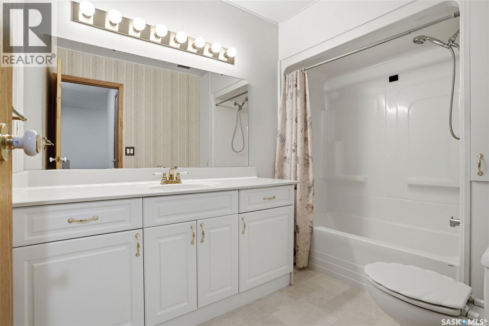 246 Plainsview Drive, Regina, SK - Indoor Photo Showing Bathroom