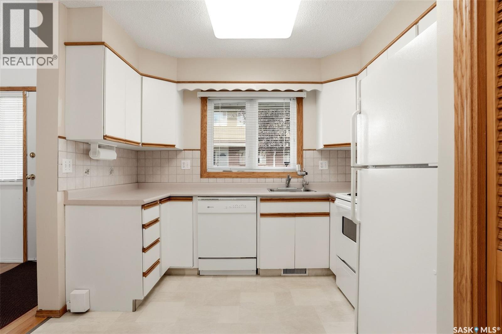 246 Plainsview Drive, Regina, SK - Indoor Photo Showing Kitchen