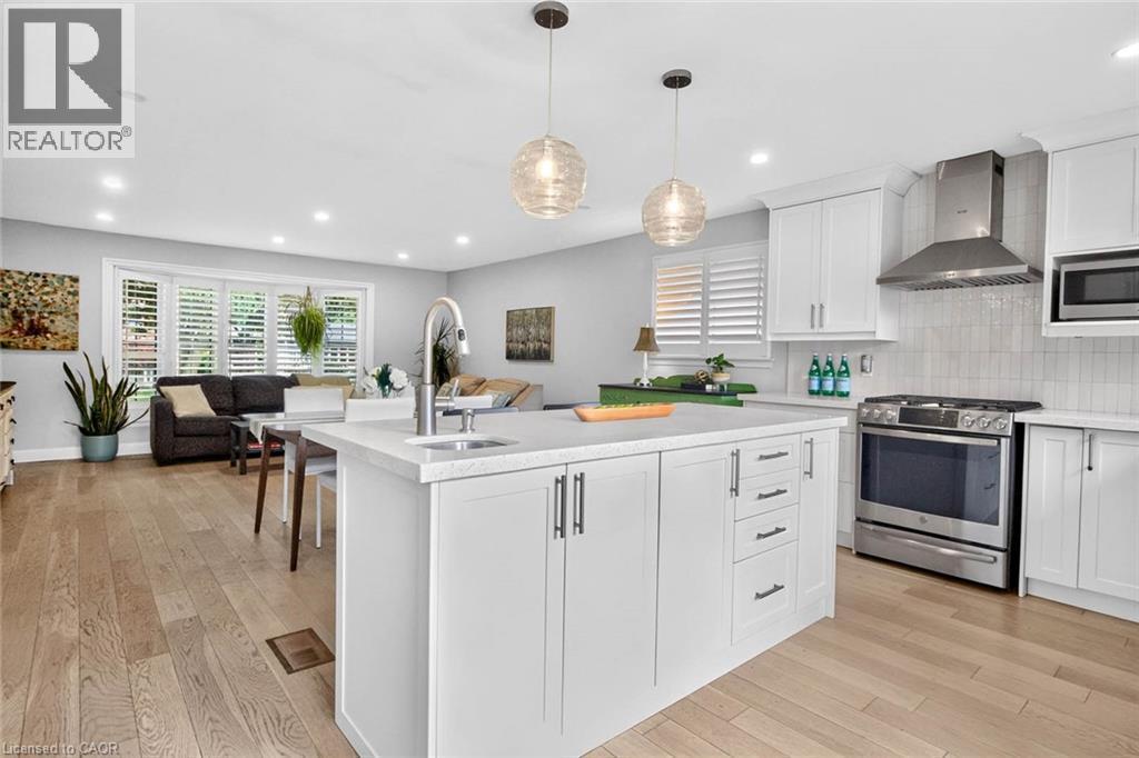 516 Kenmarr Crescent, Burlington, ON - Indoor Photo Showing Kitchen With Upgraded Kitchen
