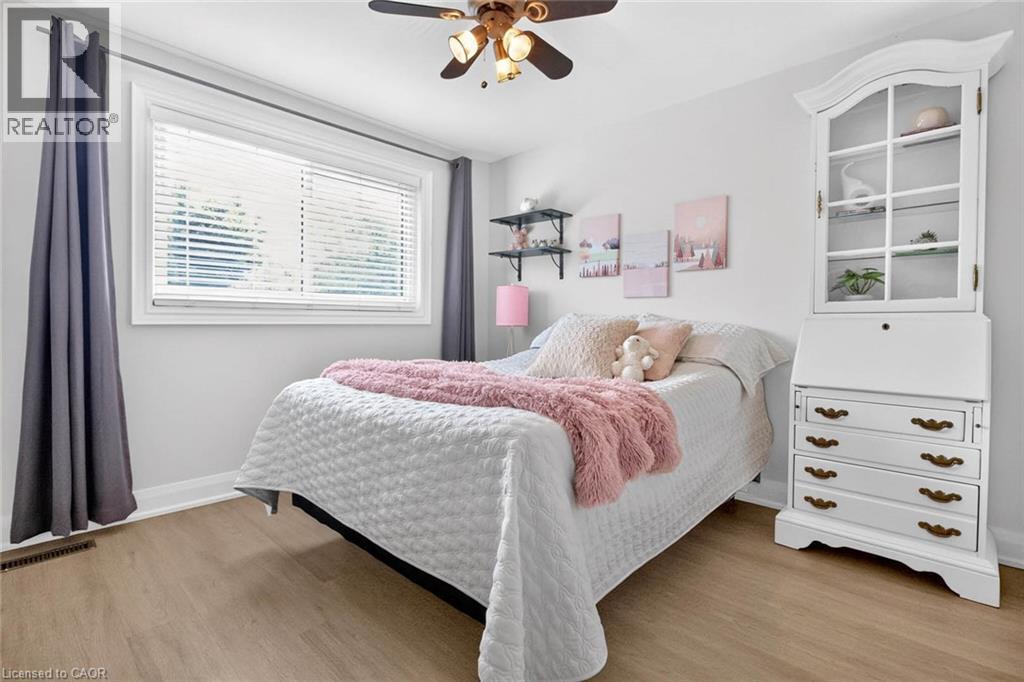 516 Kenmarr Crescent, Burlington, ON - Indoor Photo Showing Bedroom