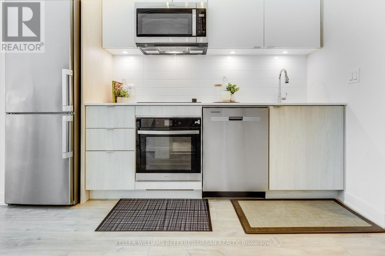 1635 - 135 Lower Sherbourne Street, Toronto, ON - Indoor Photo Showing Kitchen With Upgraded Kitchen