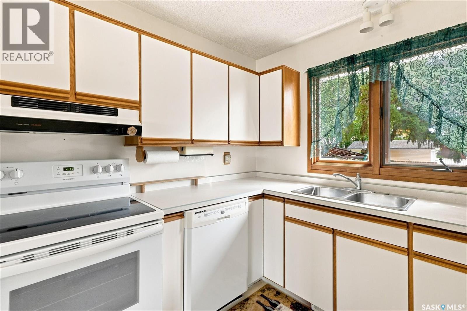 125 Arnason Crescent, Saskatoon, SK - Indoor Photo Showing Kitchen With Double Sink