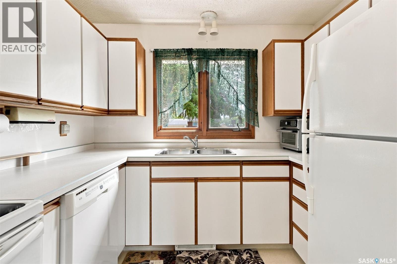 125 Arnason Crescent, Saskatoon, SK - Indoor Photo Showing Kitchen With Double Sink