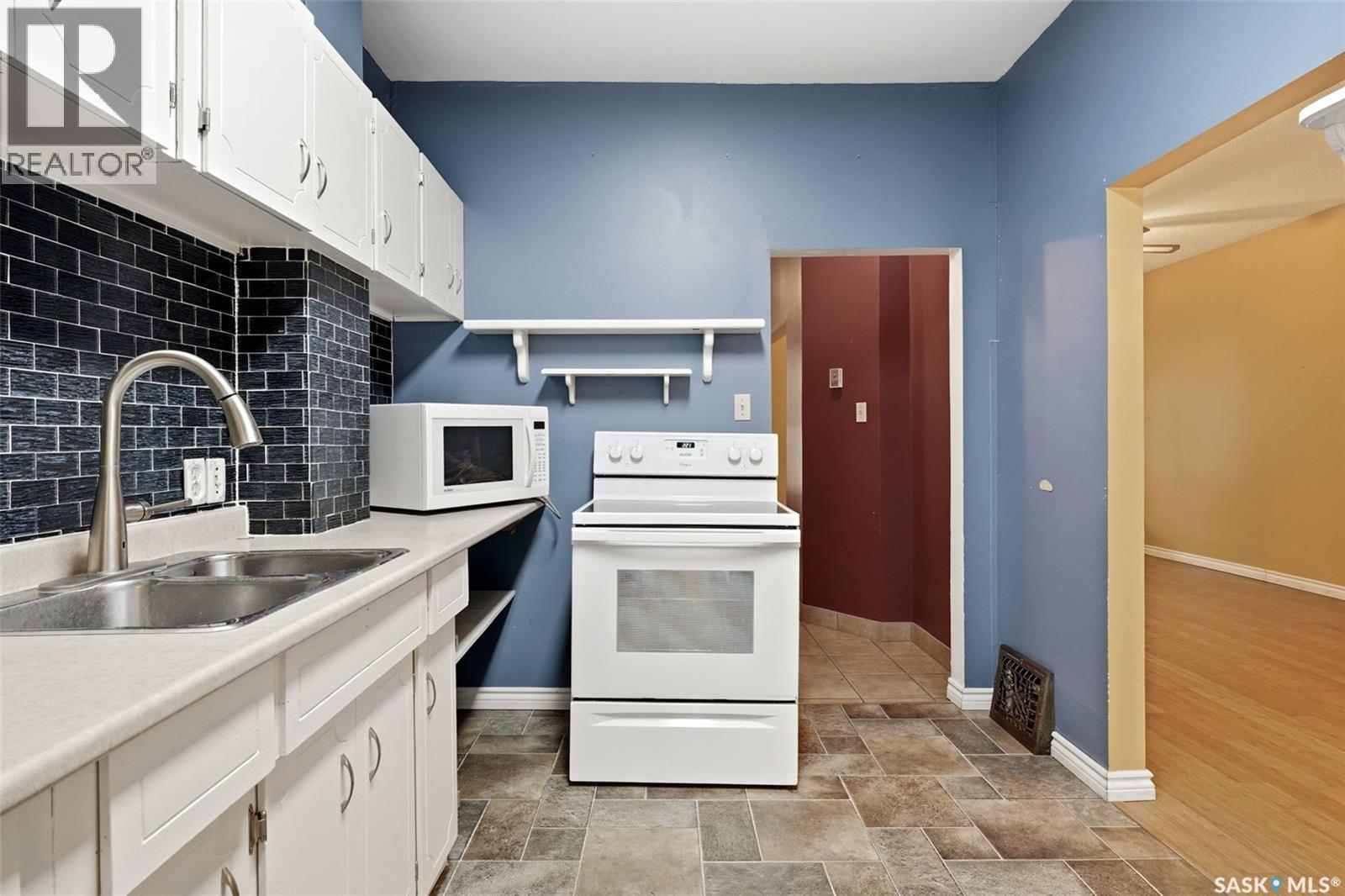2242 Angus Street, Regina, SK - Indoor Photo Showing Kitchen With Double Sink