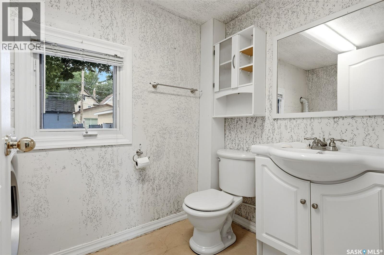 2242 Angus Street, Regina, SK - Indoor Photo Showing Bathroom