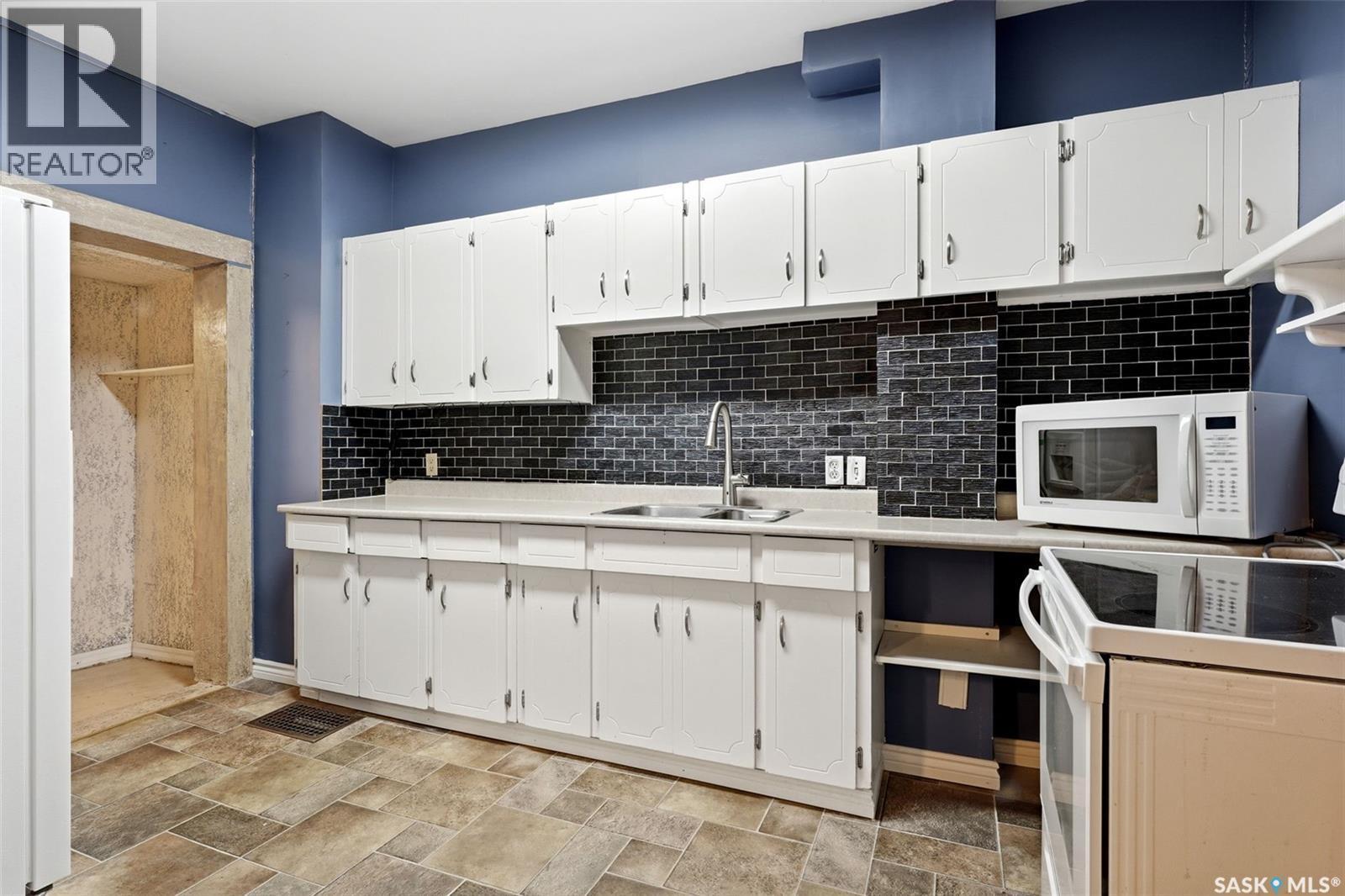 2242 Angus Street, Regina, SK - Indoor Photo Showing Kitchen With Double Sink