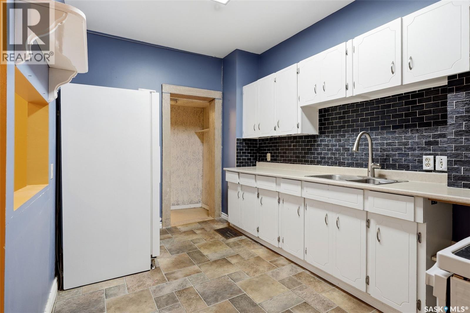 2242 Angus Street, Regina, SK - Indoor Photo Showing Kitchen With Double Sink