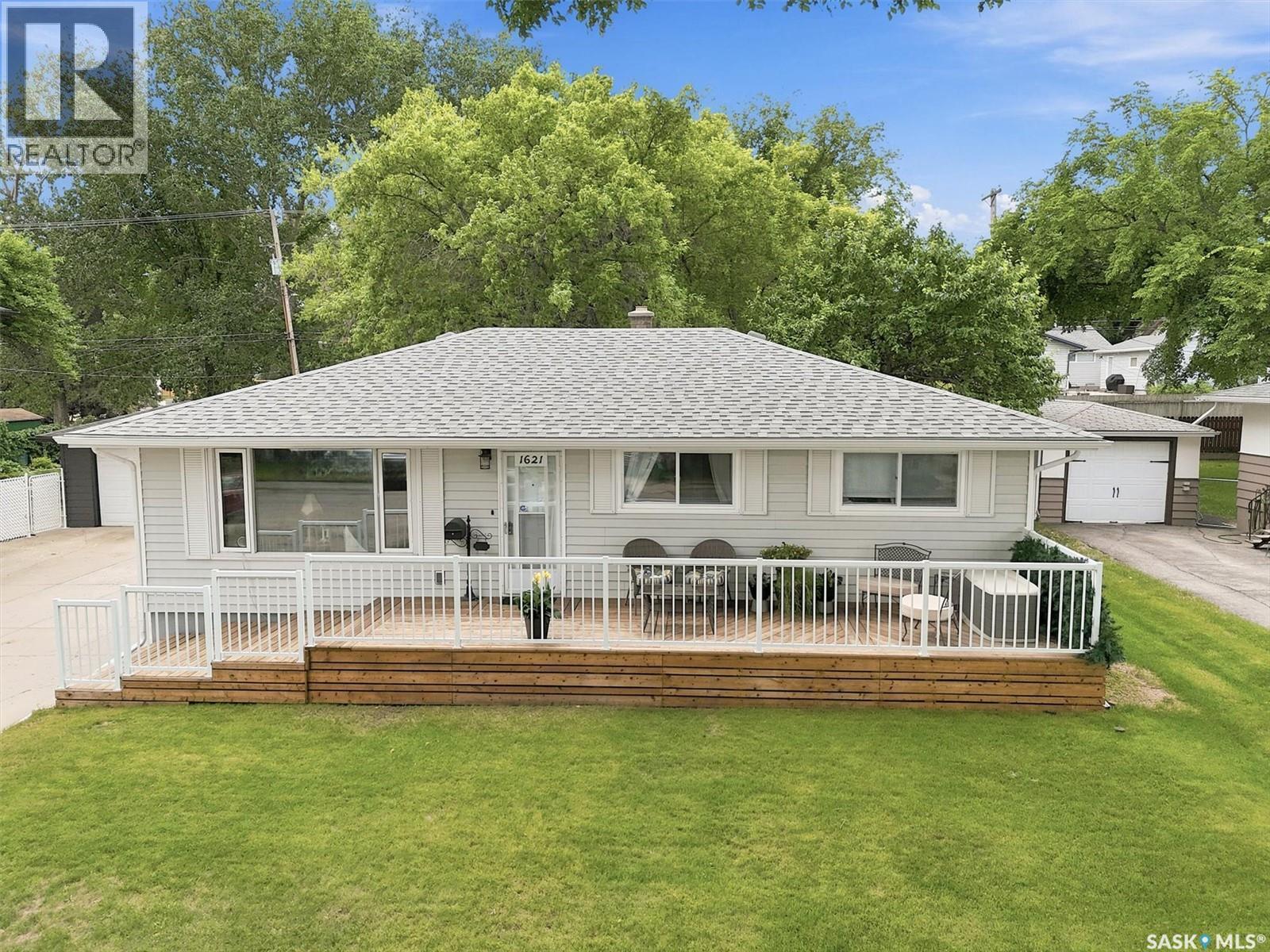 1621 Edward Avenue, Saskatoon, SK - Outdoor With Deck Patio Veranda