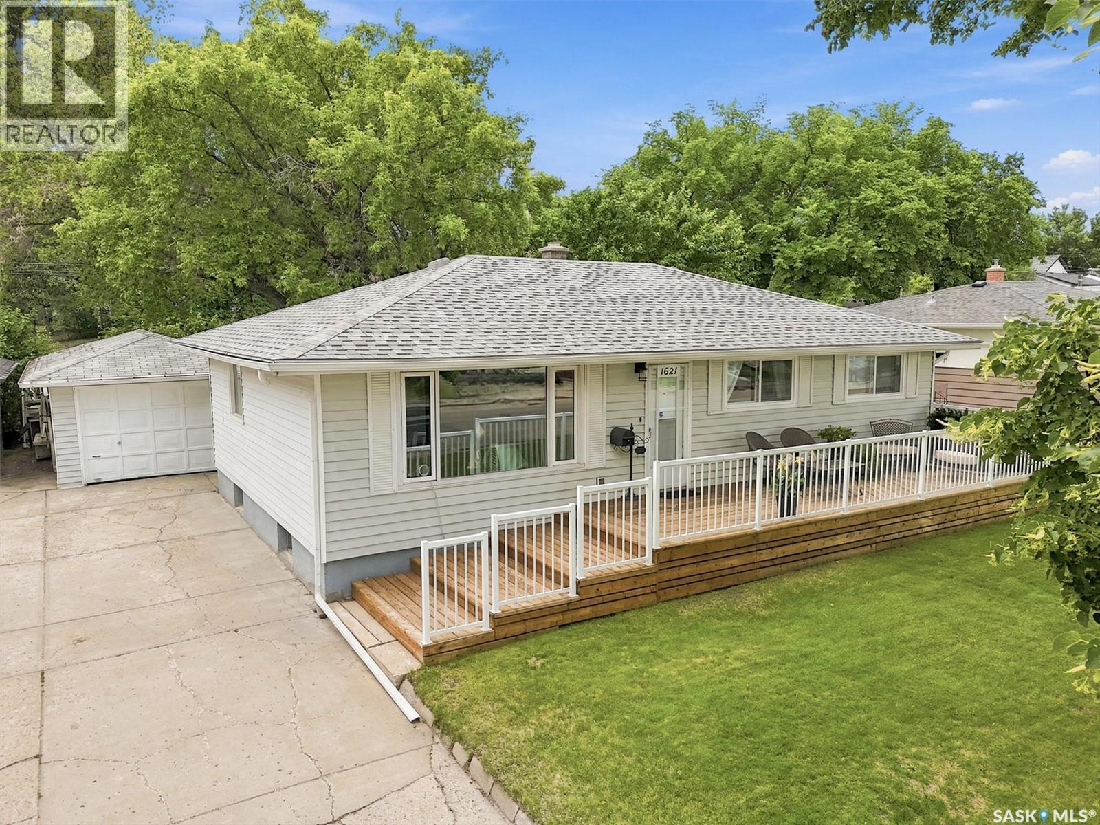 1621 Edward Avenue, Saskatoon, SK - Outdoor With Deck Patio Veranda