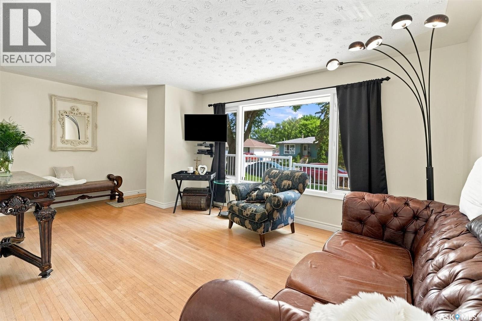 1621 Edward Avenue, Saskatoon, SK - Indoor Photo Showing Living Room