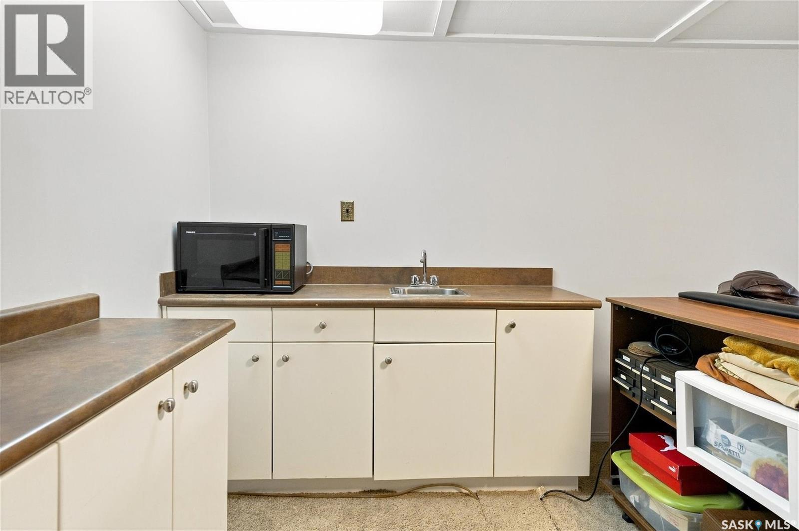 1621 Edward Avenue, Saskatoon, SK - Indoor Photo Showing Kitchen With Double Sink