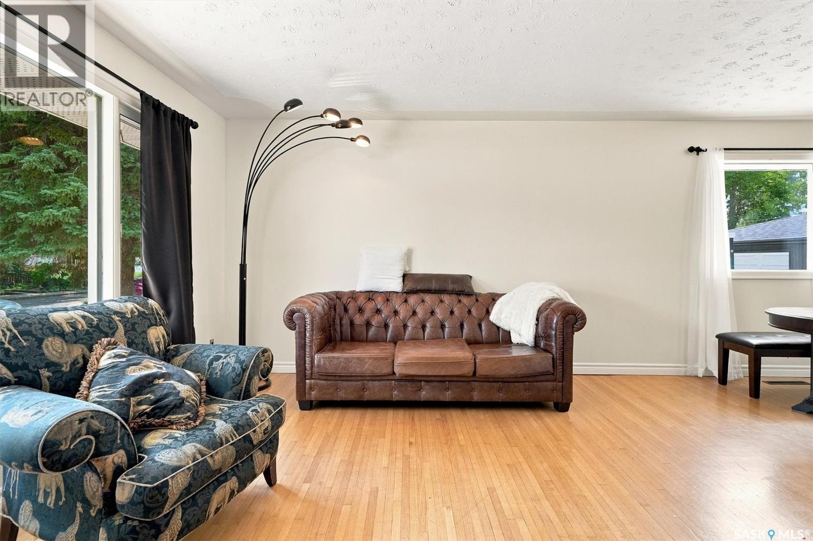 1621 Edward Avenue, Saskatoon, SK - Indoor Photo Showing Living Room