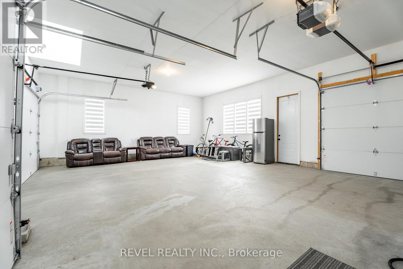 36 Ewing Way, Amaranth, ON - Indoor Photo Showing Garage