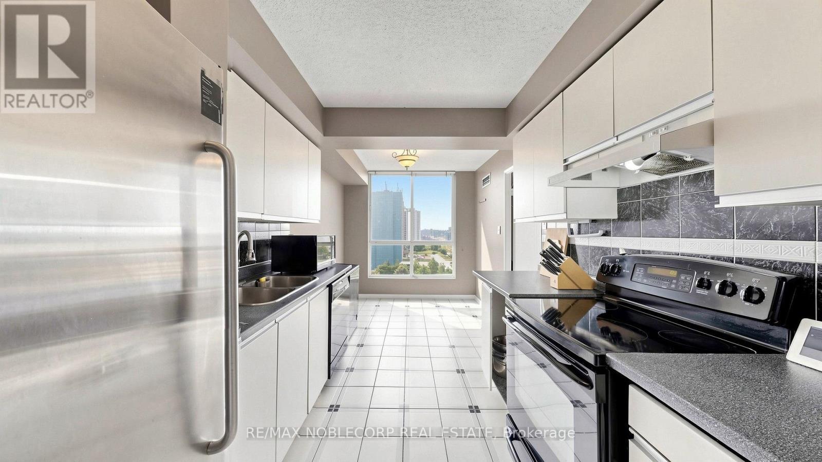 804 - 2901 Kipling Avenue, Toronto, ON - Indoor Photo Showing Kitchen