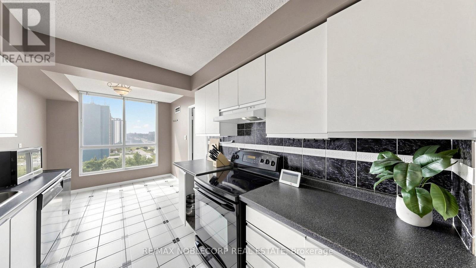 804 - 2901 Kipling Avenue, Toronto, ON - Indoor Photo Showing Kitchen