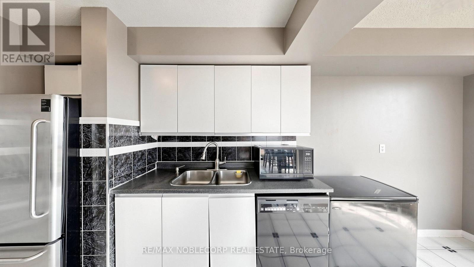 804 - 2901 Kipling Avenue, Toronto, ON - Indoor Photo Showing Kitchen With Double Sink