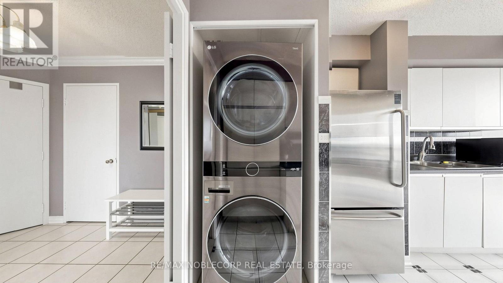 804 - 2901 Kipling Avenue, Toronto, ON - Indoor Photo Showing Laundry Room
